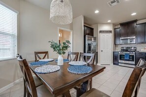 Dining - Modern, Roomy Getaway by SeaWorld & Lackland (San Antonio)