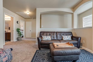 TV - Modern, Roomy Getaway by SeaWorld & Lackland (San Antonio)