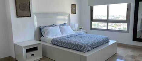 Strykjärn/strykbräda, internet och sängkläder