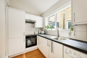 Fridge, microwave, oven, stovetop - E8 Modern Flat •Sleeps 9•Garden• Near Central Ldn (London)