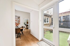 Interior - E8 Modern Flat •Sleeps 9•Garden• Near Central Ldn (London)