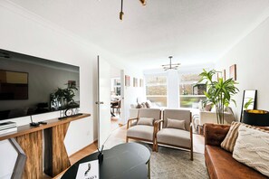 TV - E8 Modern Flat •Sleeps 9•Garden• Near Central Ldn (London)