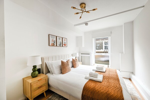 3 bedrooms, iron/ironing board, bed sheets - E8 Modern Flat •Sleeps 9•Garden• Near Central Ldn (London)