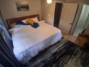 2 bedrooms, iron/ironing board, free WiFi, bed sheets - Nostalgic 2bed home in Crystal River, Minutes to Kings bay, Manatees &more (Crystal River)