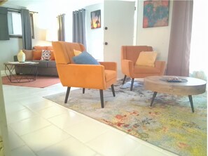 TV - Nostalgic 2bed home in Crystal River, Minutes to Kings bay, Manatees &more (Crystal River)