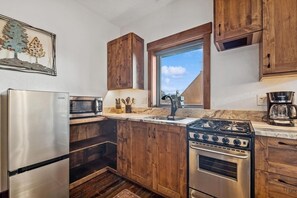 Jääkaappi, mikroaaltouuni, uuni, liesi