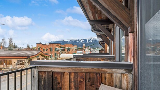 Un balcon avec vue sur la ville et les montagnes.