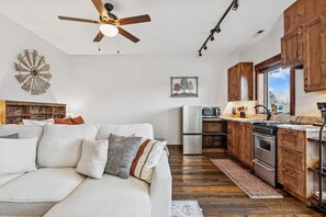 Smart TV y chimenea 