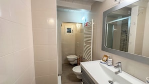 Shower, hair dryer, bidet, towels - La Casa Gialla by Ca-Sa Check (Chioggia)