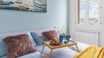 Tabla de planchar con plancha, wifi gratis y ropa de cama