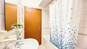 Douche, sèche-cheveux, bidet, serviettes fournies