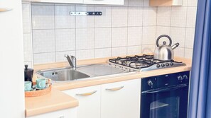 Een koelkast, een microgolfoven, een oven, een kookplaat