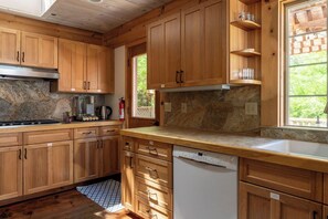 Private kitchen - Cozy Family Cabin - short walk to The Pines Village (Bass Lake)