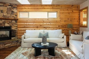 Living area - Cozy Family Cabin - short walk to The Pines Village (Bass Lake)