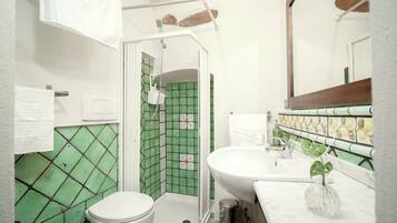 Dusche, Haartrockner, Bidet, Handtücher