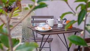 Outdoor dining - Pura Apartment - One Bedroom Apartment, Sleeps 3 (Palaia)