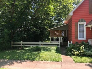 Property grounds - Charming Downtown 2 BR Cottage • Walk to Honeywell, Dining & Shops (Wabash)