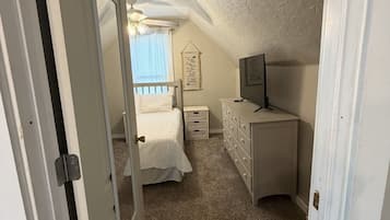 Desk, iron/ironing board, WiFi, bed sheets
