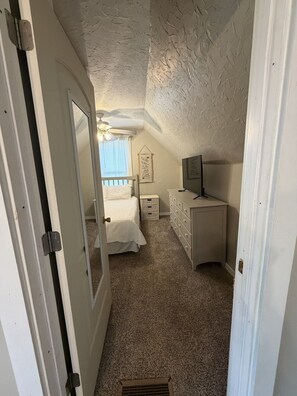 Een bureau, een strijkplank/strijkijzer, wifi, beddengoed