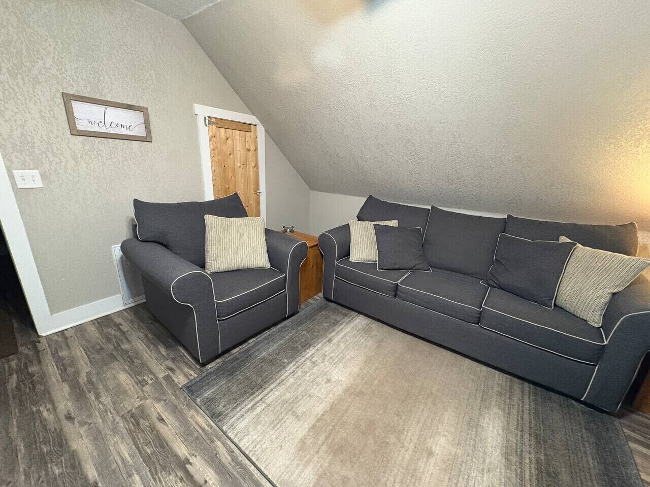 Spacious Rustic Downtown Market St 1 Bedroom Apt, Steps To Honeywell & Dining - Indiana