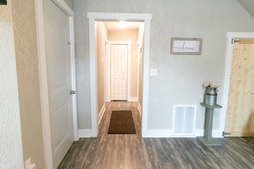 Spacious Rustic Downtown Market St 1 Bedroom Apt, Steps to Honeywell & Dining