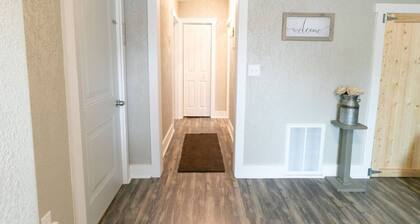Spacious Rustic Downtown Market St 1 Bedroom Apt, Steps to Honeywell & Dining