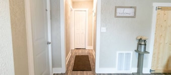 Spacious Rustic Downtown Market St 1 Bedroom Apt, Steps to Honeywell & Dining