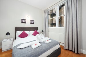 Iron/ironing board, free WiFi, bed sheets - 1BR Walk to Tower Bridge & Aldgate Station - Sleeps  2 (London)