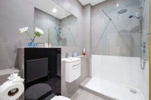 Shower, hair dryer, towels, soap - 1BR Walk to Tower Bridge & Aldgate Station - Sleeps  2 (London)