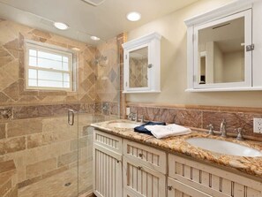 Shower, soap, shampoo, toilet paper - Steps to the Sand in South Mission Beach 4BR Ocean Views Sleeps 10 (San Diego)