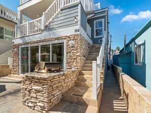 Terrace/patio - Steps to the Sand in South Mission Beach 4BR Ocean Views Sleeps 10 (San Diego)