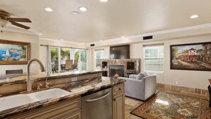 Una cocina amplia con una isla grande, horno empotrado y chimenea.