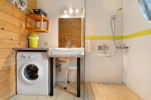 Shower, hair dryer - Chalet Grillon – Heated Shared Pool, Périgord Noir (Salignac-Eyvigues)