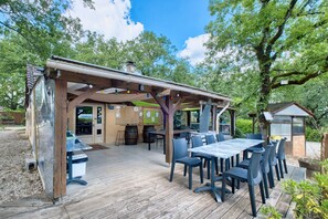 Outdoor dining - Chalet Grillon – Heated Shared Pool, Périgord Noir (Salignac-Eyvigues)