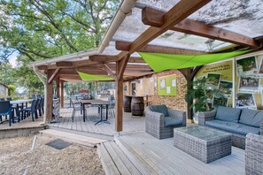 Outdoor dining - Gite Cantou – Friendly Holiday Home with Shared Heated Pool in the Heart of Périgord Noir (Salignac-Eyvigues)