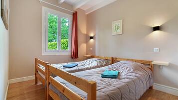 2 bedrooms, iron/ironing board, WiFi