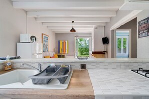 Fridge, microwave, oven, stovetop - Gite Cantou – Friendly Holiday Home with Shared Heated Pool in the Heart of Périgord Noir (Salignac-Eyvigues)