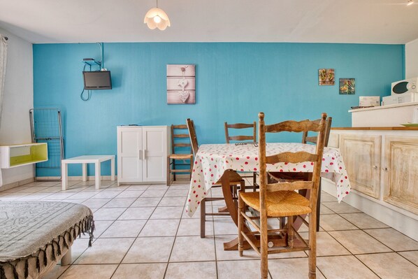 Dining - Girolle – Family Home with Shared Heated Pool in the Heart of the Périgord Noir (Salignac-Eyvigues)