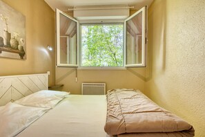 Iron/ironing board, WiFi - Girolle – Family Home with Shared Heated Pool in the Heart of the Périgord Noir (Salignac-Eyvigues)