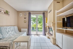 Fernseher, Kamin, Tischtennisplatte