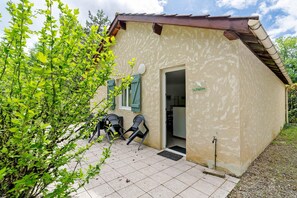 Terrace/patio - Holiday Home 'Gite Truffière' with Mountain View, Shared Pool and Wi-Fi (Salignac-Eyvigues)
