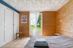 1 bedroom, iron/ironing board, WiFi - Holiday Home 'Gite Truffière' with Mountain View, Shared Pool and Wi-Fi (Salignac-Eyvigues)