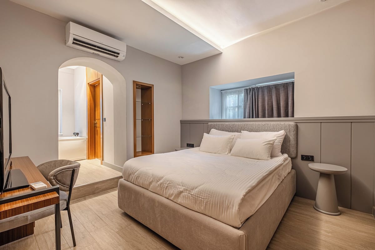 Chambre Double Deluxe | Coffres-forts dans les chambres, fer et planche à repasser