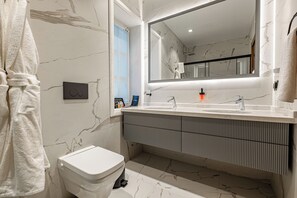 Suite Luxe, vue mer | Salle de bain | Sèche-cheveux, peignoirs, chaussons, serviettes fournies