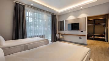 Suite de lujo, vistas al mar | Caja fuerte, tabla de planchar con plancha, wifi gratis y ropa de cama