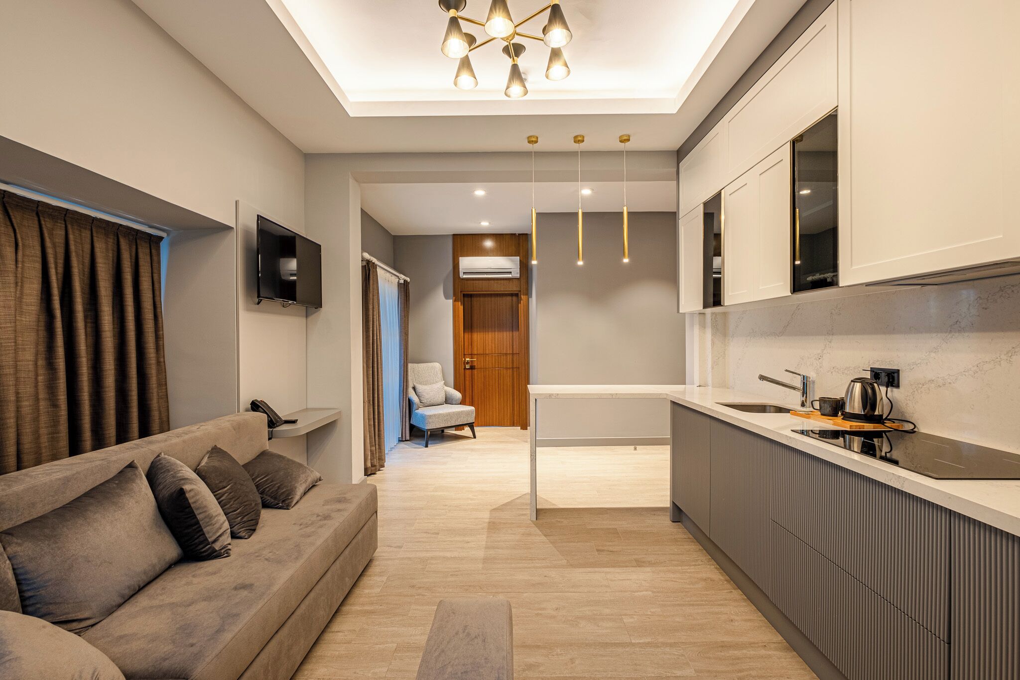 Suite Lune de Miel, vue cour intérieure | Coffres-forts dans les chambres, fer et planche à repasser