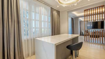 Luxury Suite, Sea View | Private kitchen