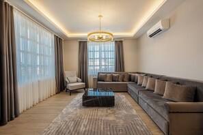  ห้องลักซ์ชัวรี่สวีท, วิวทะเล | บริเวณนั่งเล่น