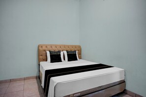 Standard Double Room - Hotel O near Universitas Medan Area (Medan)