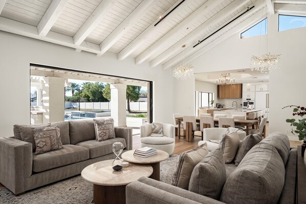 TV - Scottsdale Grand Oasis • 2025 Reno • Salt Pool • Spa for 20 • Pickle-Ball/B-ball (Scottsdale)